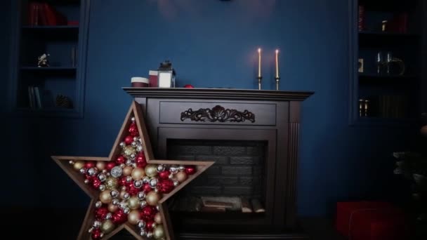 Il 2019. Anno nuovo 2019. Arredo di Capodanno, ghirlande colorate, calzini di Natale. Albero di Natale sull'albero di Natale. Arredamento d'interni. Una festa. Aspetto le vacanze. Bokeh, la luce blu. Anno nuovo — Video Stock