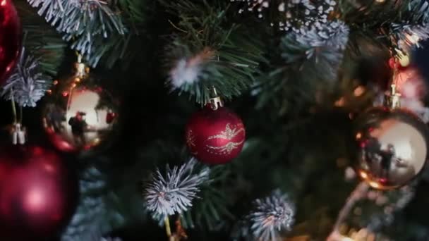 Decorazione di Natale e Capodanno. Astratto sfondo Bokeh offuscata vacanza. Una ghirlanda sbattente. Luci dell'albero di Natale scintillante . — Video Stock