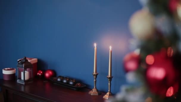 Decorazione di Natale e Capodanno. Astratto sfondo Bokeh offuscata vacanza. Una ghirlanda sbattente. Luci dell'albero di Natale scintillante . — Video Stock