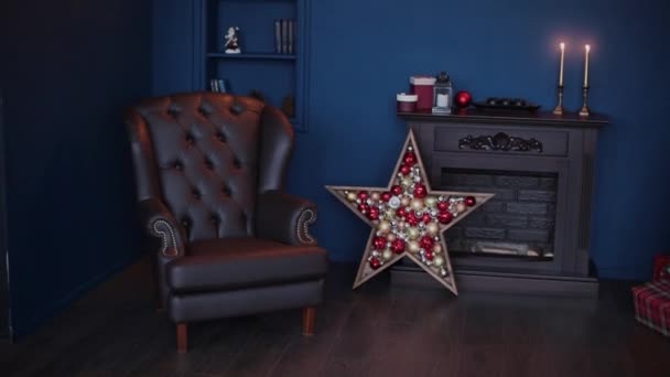 2019. Nieuwjaar 2019. Nieuwe jaar decor, kleurrijke slingers, kerst sokken. Kerstboom op de kerstboom. Interieur. Een partij. Wachten op de vakantie. Bokeh, het blauwe licht. Nieuwjaar — Stockvideo