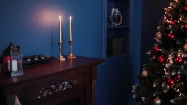 2019. Nieuwjaar 2019. Nieuwe jaar decor, kleurrijke slingers, kerst sokken. Kerstboom op de kerstboom. Interieur. Een partij. Wachten op de vakantie. Bokeh, het blauwe licht. Nieuwjaar — Stockvideo