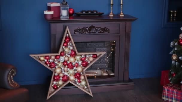 2019. Nieuwjaar 2019. Nieuwe jaar decor, kleurrijke slingers, kerst sokken. Kerstboom op de kerstboom. Interieur. Een partij. Wachten op de vakantie. Bokeh, het blauwe licht. Nieuwjaar — Stockvideo