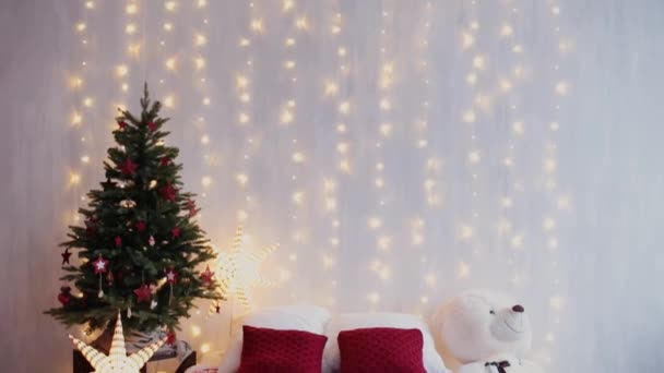 Il 2019. Anno nuovo 2019. Arredo di Capodanno, ghirlande colorate, calzini di Natale. Albero di Natale sull'albero di Natale. Arredamento d'interni. Una festa. Aspetto le vacanze. Bokeh, la luce blu. Anno nuovo — Video Stock