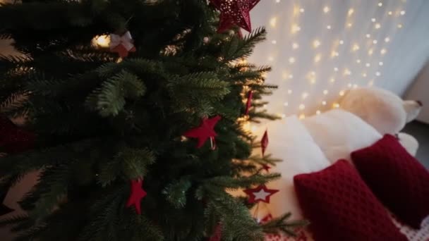 2019. Año nuevo 2019. Decoración de Año Nuevo, guirnaldas de colores, calcetines de Navidad. Árbol de Navidad en el árbol de Navidad. Decoración interior. Una fiesta. Esperando las vacaciones. Bokeh, la luz azul. Año Nuevo — Vídeos de Stock