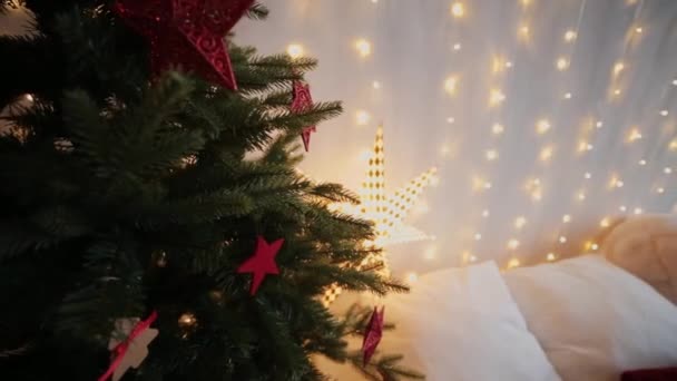 2019. Año nuevo 2019. Decoración de Año Nuevo, guirnaldas de colores, calcetines de Navidad. Árbol de Navidad en el árbol de Navidad. Decoración interior. Una fiesta. Esperando las vacaciones. Bokeh, la luz azul. Año Nuevo — Vídeos de Stock