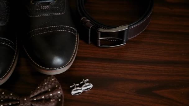 Accesorios para hombre, zapatos mariposa gemelos y cinturón . — Vídeos de Stock