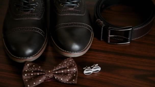 Accesorios para hombre, zapatos mariposa gemelos y cinturón . — Vídeos de Stock