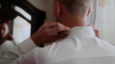 Genç şık işadamı bir papyon Giydir.