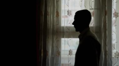 Genç şık işadamı bir papyon Giydir.