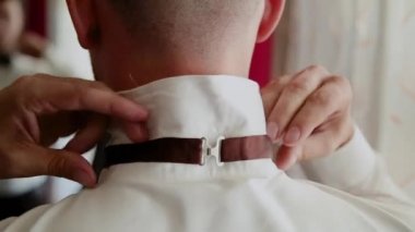 Genç şık işadamı bir papyon Giydir.