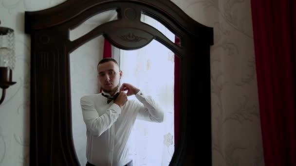 세련 된 젊은 사업가 드레스 나비 넥타이. — 비디오