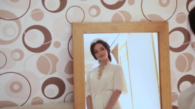 Çok güzel bir kız kendini aynada hayran.