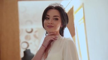 Çok güzel bir kız kendini aynada hayran.