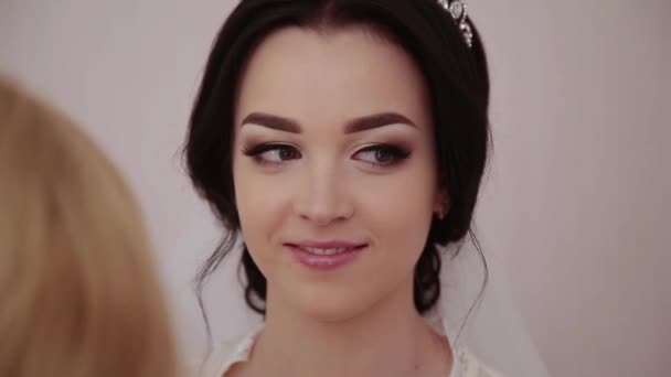 Velmi krásná dívka dělat make-up. Svatební den. — Stock video