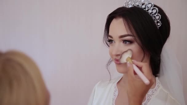 Bardzo piękna dziewczyna zrobić makijaż. Dzień ślubu. — Wideo stockowe