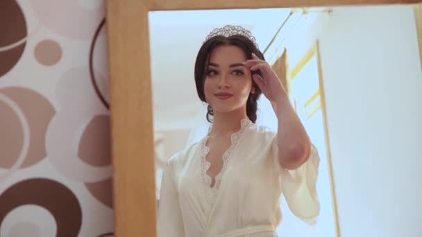 Velmi Krásná Dívka Obdivuje Sama Zrcadle — Stock video