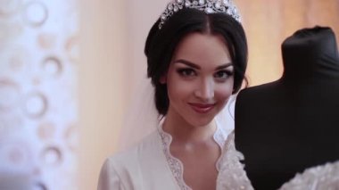 Çok güzel bir kız kameraya bakıyor.