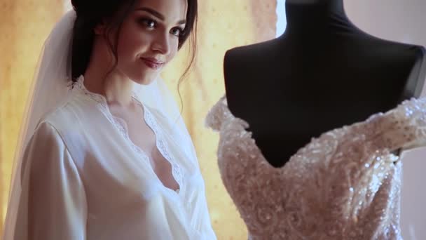 Mycket vacker flicka vidrör sin brudklänning. — Stockvideo