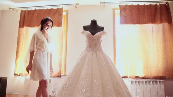 Menina muito bonita toca seu vestido de noiva . — Vídeo de Stock