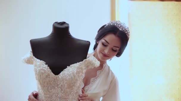 Molto bella ragazza tocca il suo abito da sposa . — Video Stock