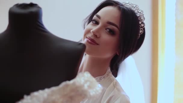 Bardzo piękna dziewczyna dotyka jej suknia ślubna. — Wideo stockowe