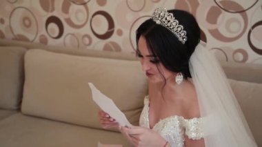 Çok güzel bir gelin açar ve bir mektup--dan sevilen bir okur.