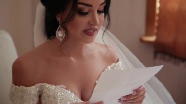 Çok güzel bir gelin açar ve bir mektup--dan sevilen bir okur.