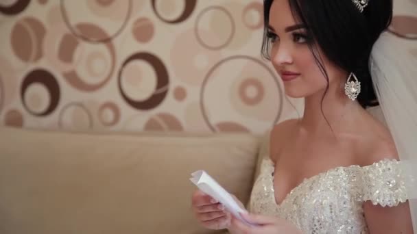 非常漂亮的新娘打开并阅读亲人的来信. — 图库视频影像