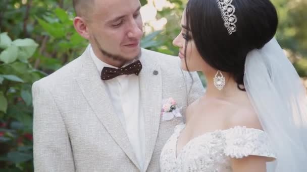 Newlyweds knuffelen en geniet van elkaar op hun trouwdag. — Stockvideo