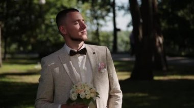 Kent parkta bir buket ile damat.