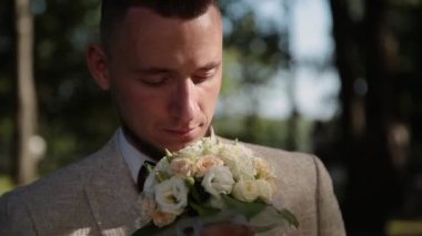 Kent parkta bir buket ile damat.