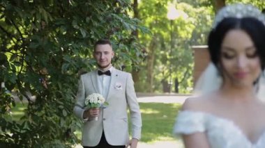 Yeni evliler sarılmak ve düğün gününde hoşlanıyoruz.