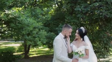 Yeni evliler sarılmak ve düğün gününde hoşlanıyoruz.