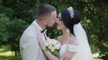 Yeni evliler sarılmak ve düğün gününde hoşlanıyoruz.