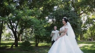 Yeni evliler sarılmak ve düğün gününde hoşlanıyoruz.