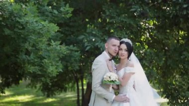 Yeni evliler sarılmak ve düğün gününde hoşlanıyoruz.