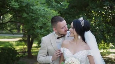 Yeni evliler sarılmak ve düğün gününde hoşlanıyoruz.