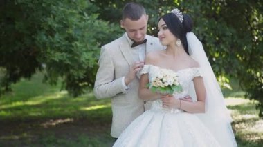 Yeni evliler sarılmak ve düğün gününde hoşlanıyoruz.