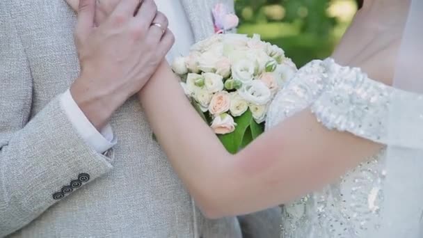 Recém-casados abraçar e desfrutar uns dos outros em seu dia do casamento . — Vídeo de Stock