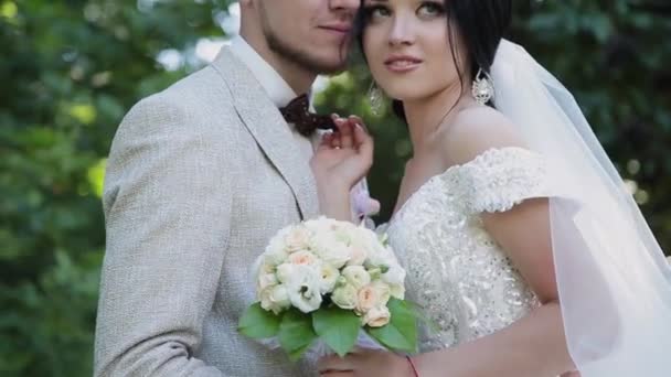 Yeni evliler sarılmak ve düğün gününde hoşlanıyoruz. — Stok video