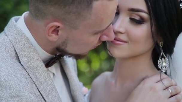 Nygifta kram och njuta av varandra på deras bröllopsdag. — Stockvideo