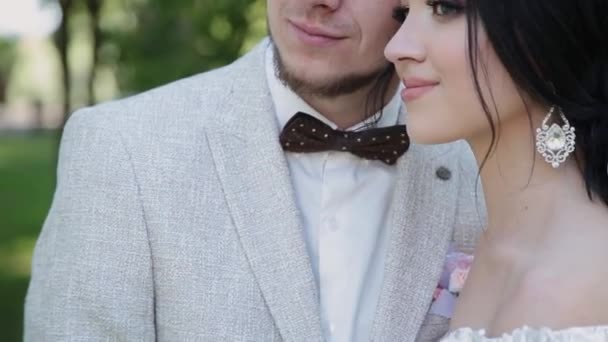 Newlyweds knuffelen en geniet van elkaar op hun trouwdag. — Stockvideo