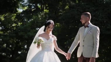 Yeni evliler sarılmak ve düğün gününde hoşlanıyoruz.