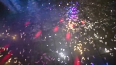 Konfeti bir gece kulübünde katta. Odak dışında