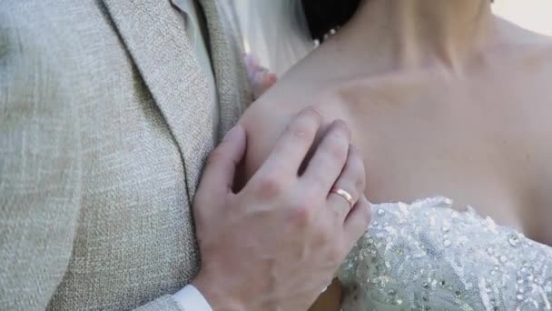 Les jeunes mariés s'embrassent et s'amusent le jour de leur mariage . — Video