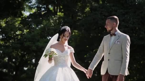 Молодята обіймаються і насолоджуються один одним у день весілля . — стокове відео