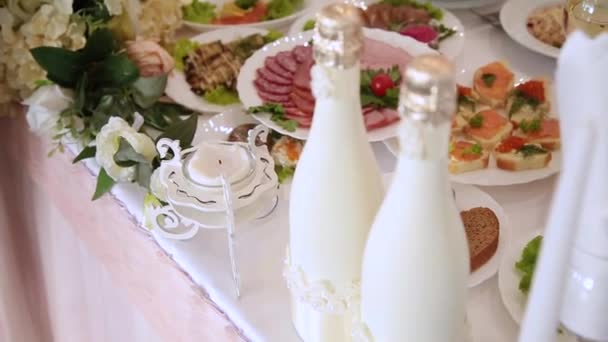 Champanhe de casamento na mesa do banquete . — Vídeo de Stock