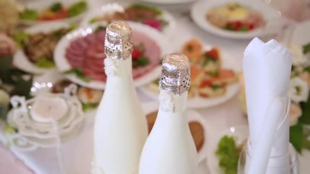 Champanhe de casamento na mesa do banquete . — Vídeo de Stock