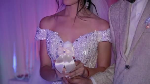 Наречений і наречений з традиційною весільною свічкою . — стокове відео