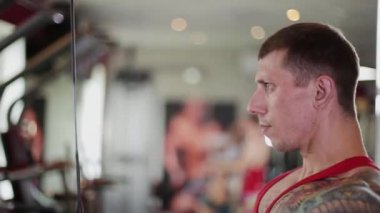 Jimnastik salonu bir kadın fitness eğitmeni trenler.